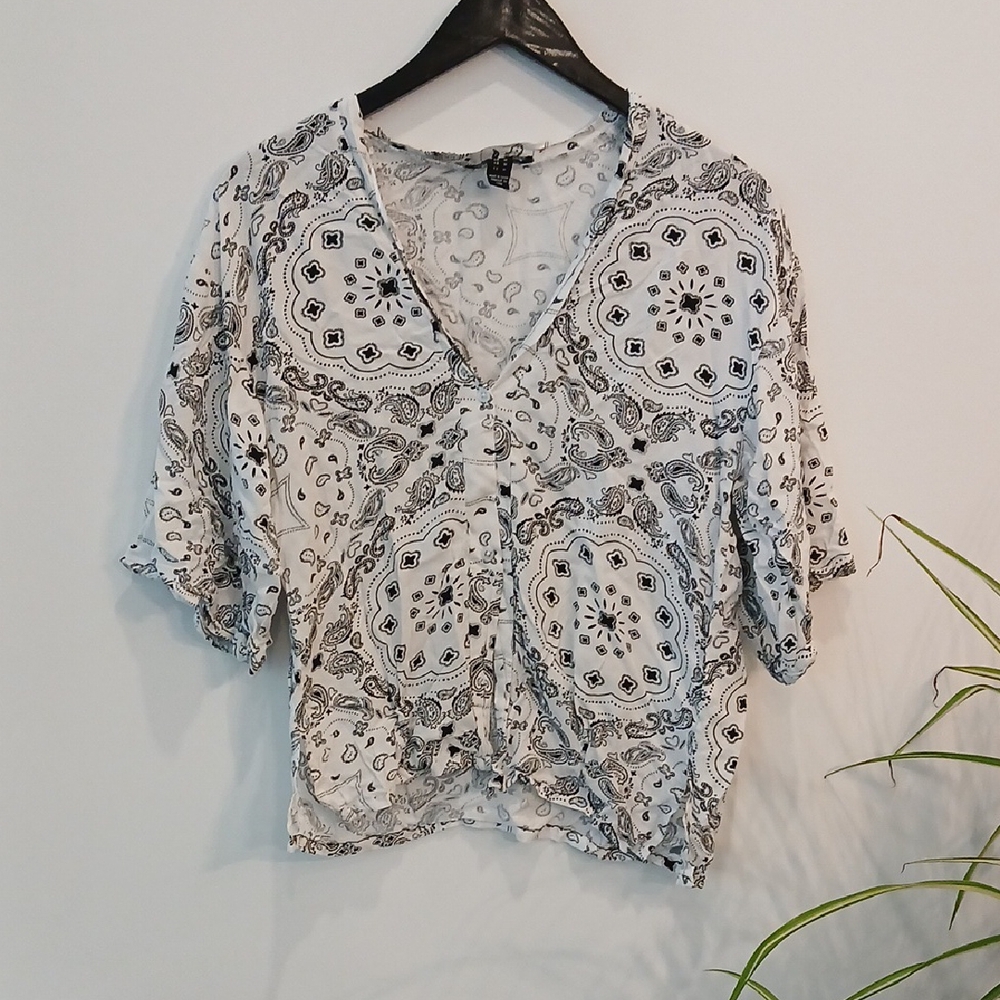 STREETWEAR SOCIETY V Neck Button Up Hi Lo Blouse Black And White Bandana Print M